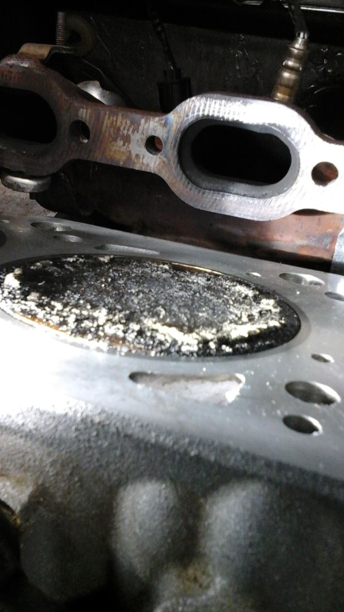 2008 Dodge Avenger Head with Debris Buildup